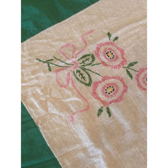 VTG Green and White Color Block with Pink Flowers Hand Embroidered Tablecloth 48 - Picture 3 of 13
